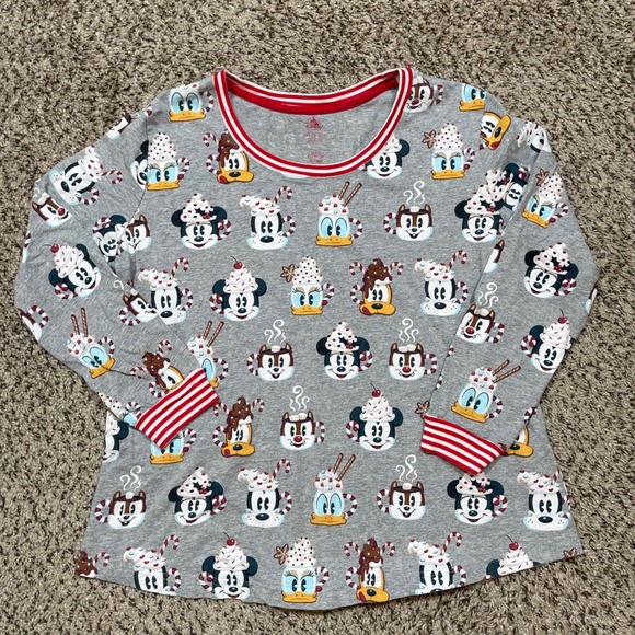Disney Store Mickey Mouse & Friends Grey Holiday Pajamas Set L Hot Cocoa Mugs - Picture 2 of 10